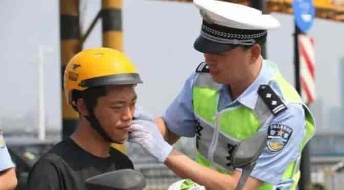 頭盔價格暴跌50%，100億市場“崩盤”，倒?fàn)攤円呀?jīng)偷偷開始低價甩貨！