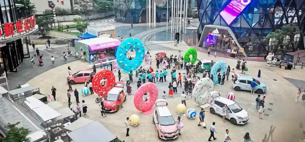 奔奔E-Star國民版+甜甜圈颯美聯動，以高能姿態與五色青年同頻共振